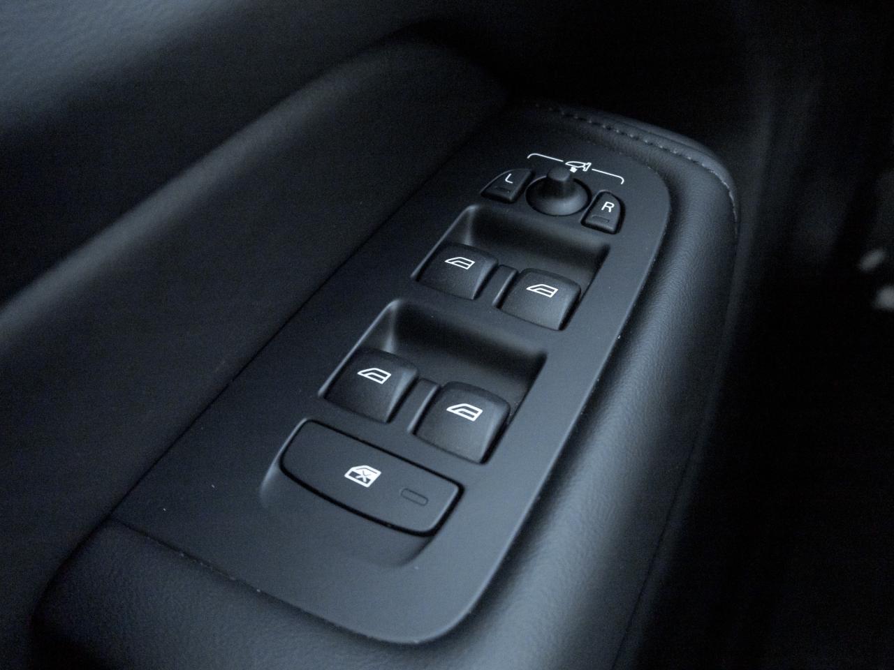 2025 Volvo XC60 B5 AWD Core Dark Theme  19" ALLOY WHEEL  VOLVO CPO Photo