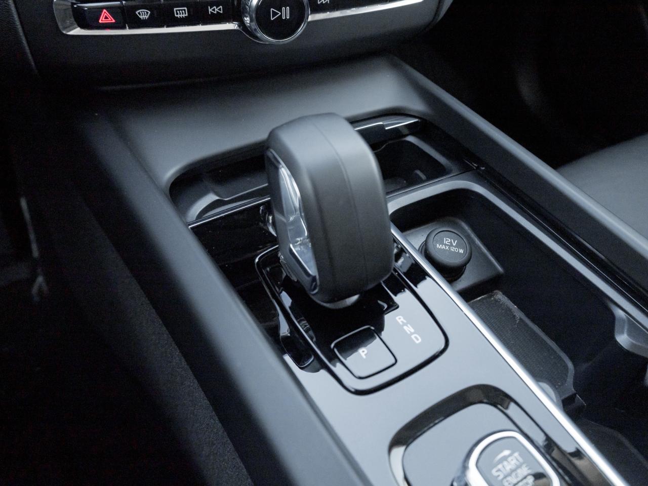 2025 Volvo XC60 B5 AWD Core Dark Theme  19" ALLOY WHEEL  VOLVO CPO Photo