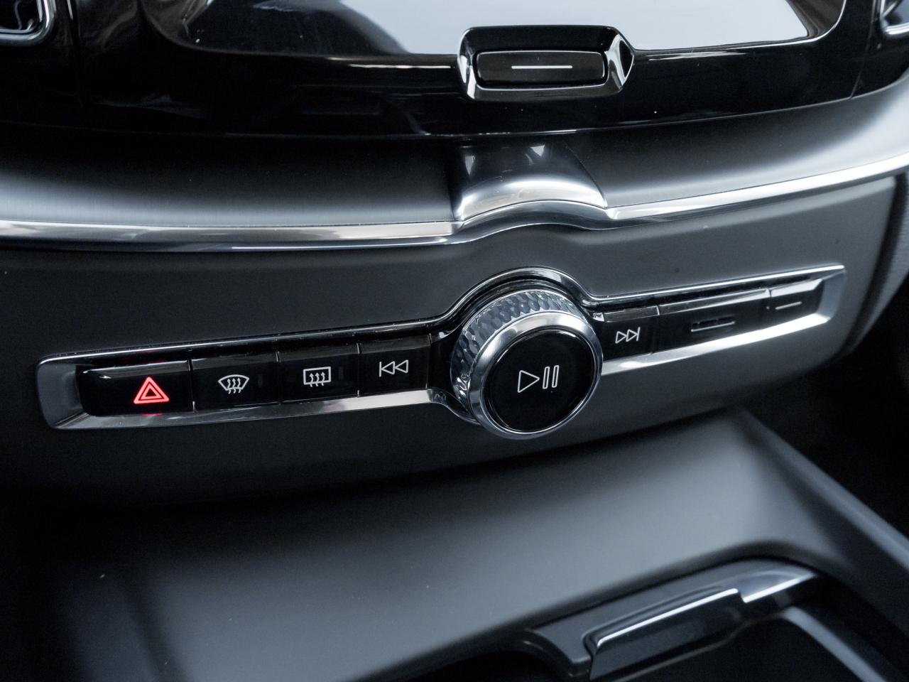 2025 Volvo XC60 B5 AWD Core Dark Theme  19" ALLOY WHEEL  VOLVO CPO Photo