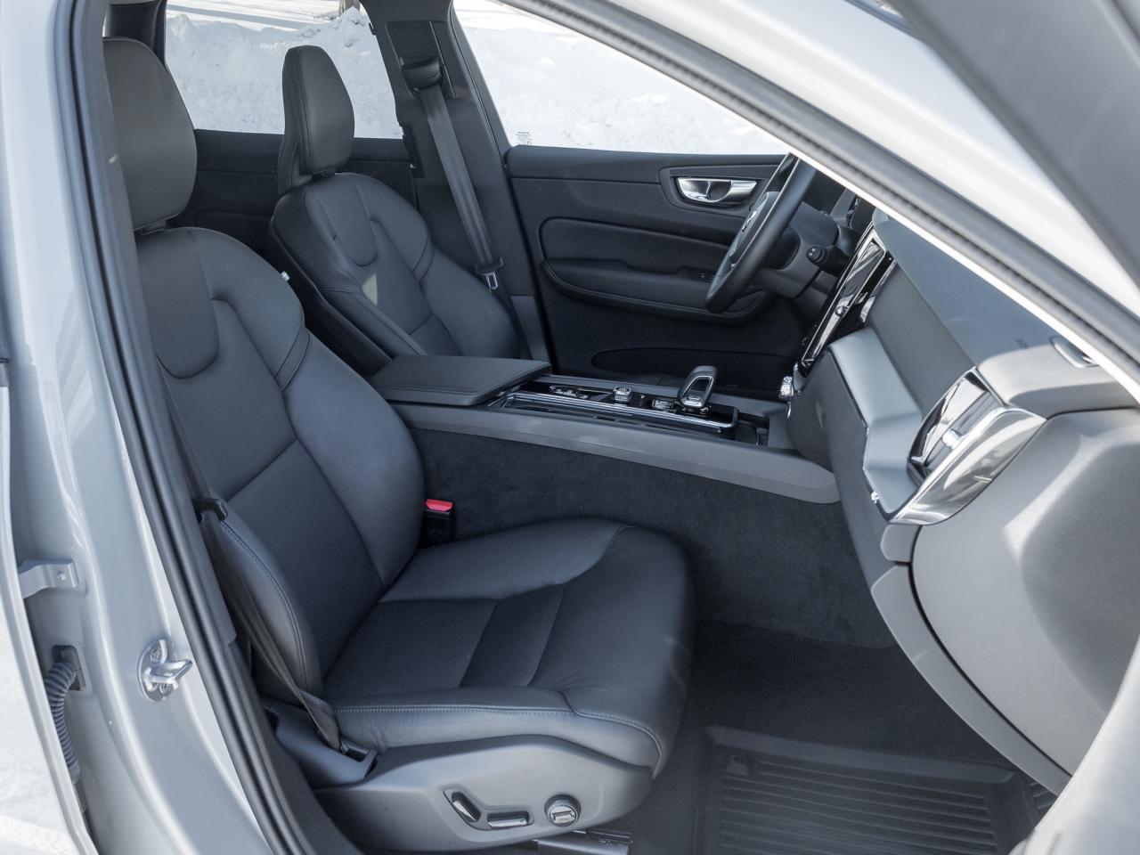 2025 Volvo XC60 B5 AWD Core Dark Theme  19" ALLOY WHEEL  VOLVO CPO Photo