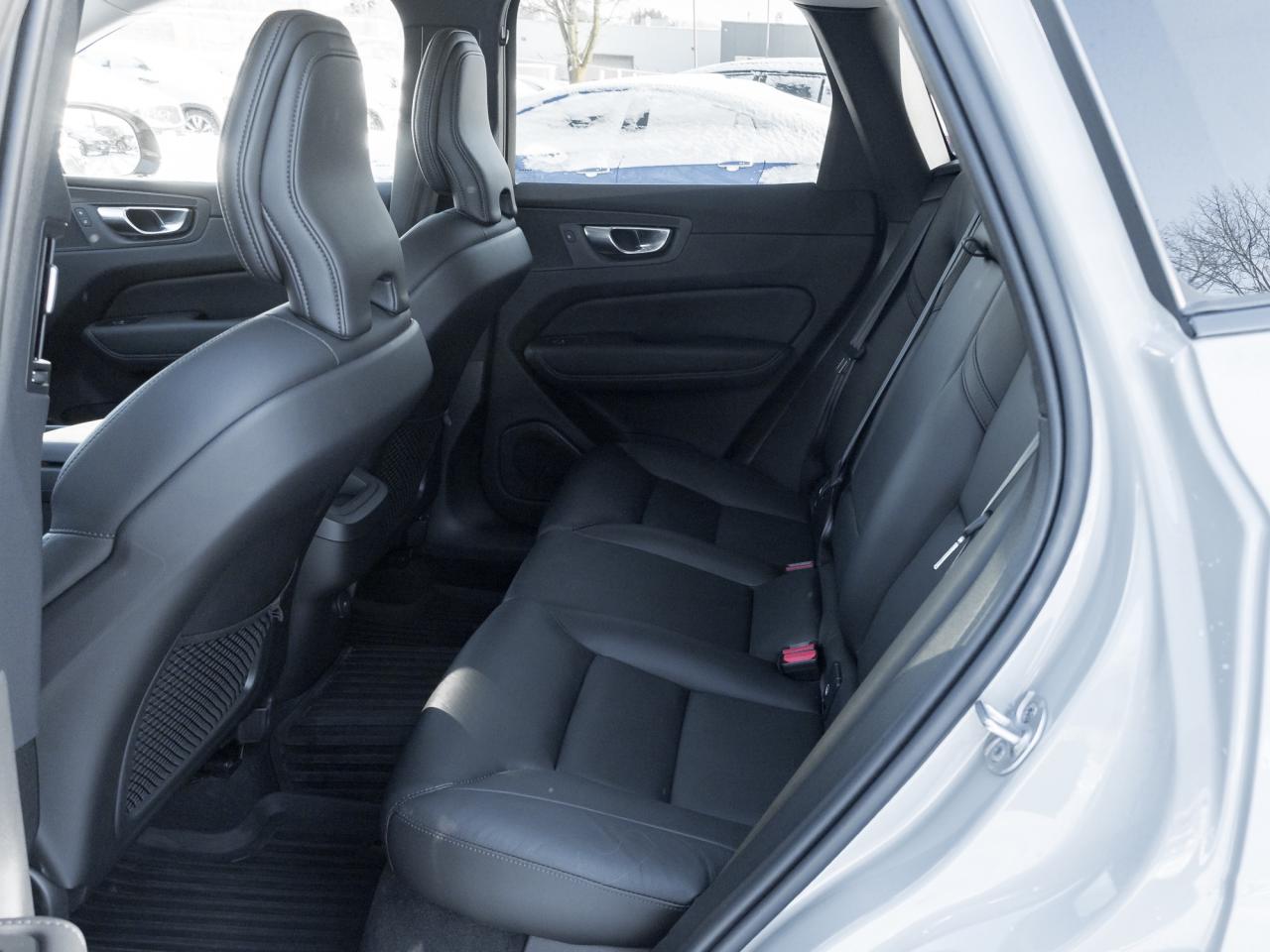 2025 Volvo XC60 B5 AWD Core Dark Theme  19" ALLOY WHEEL  VOLVO CPO Photo