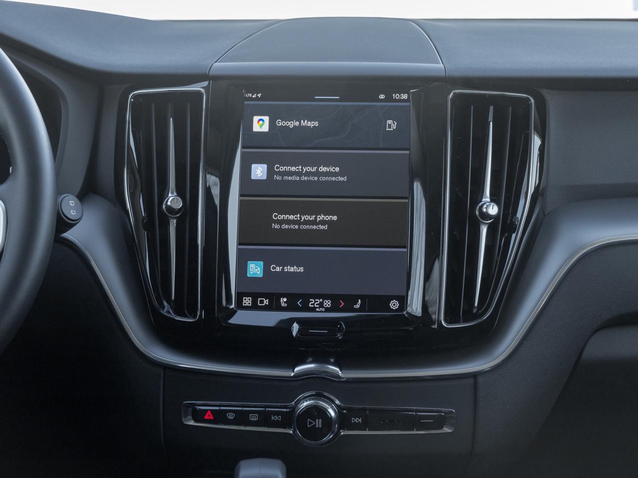 2025 Volvo XC60 B5 AWD Core Dark Theme  19" ALLOY WHEEL  VOLVO CPO Photo