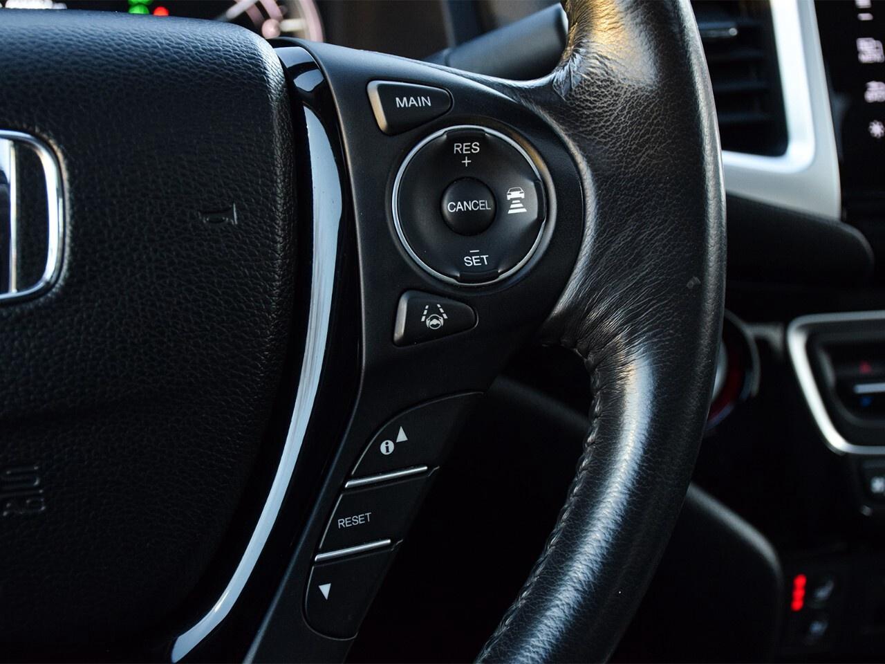 2018 Honda Ridgeline TOURING, HEATED AND COOLED SEATS, TONNEAU COVER Photo