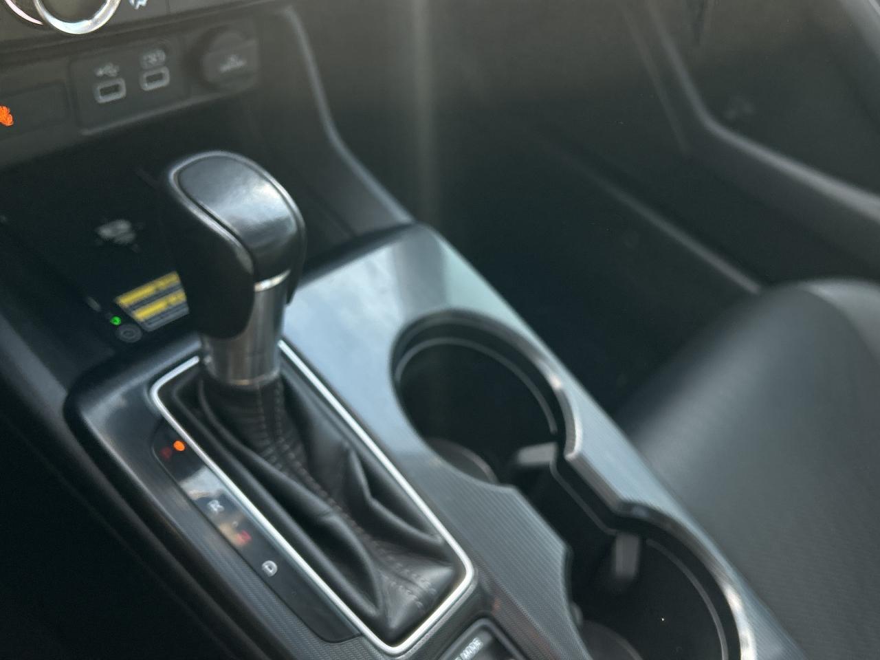 2022 Honda Civic Sedan Touring Leather  Navigation  Sunroof  CarPlay Photo