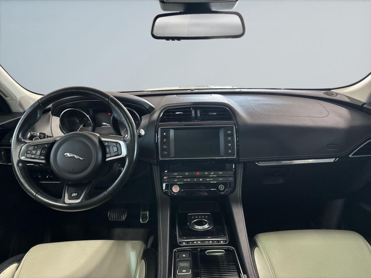 2018 Jaguar F-PACE 25t AWD R-Sport / Leather / Sunroof / Navi / B Cam Photo