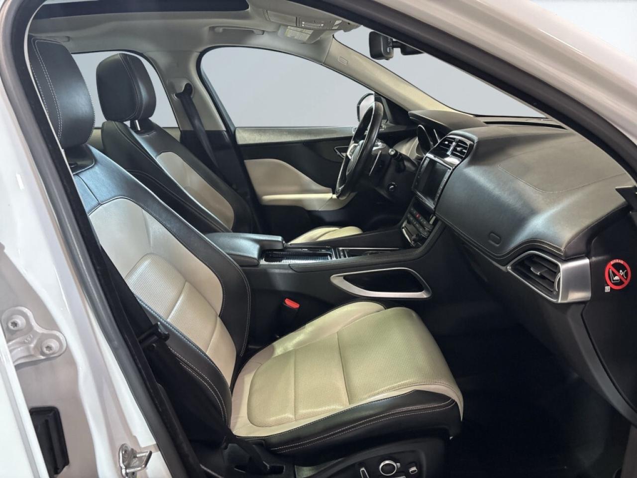 2018 Jaguar F-PACE 25t AWD R-Sport / Leather / Sunroof / Navi / B Cam Photo