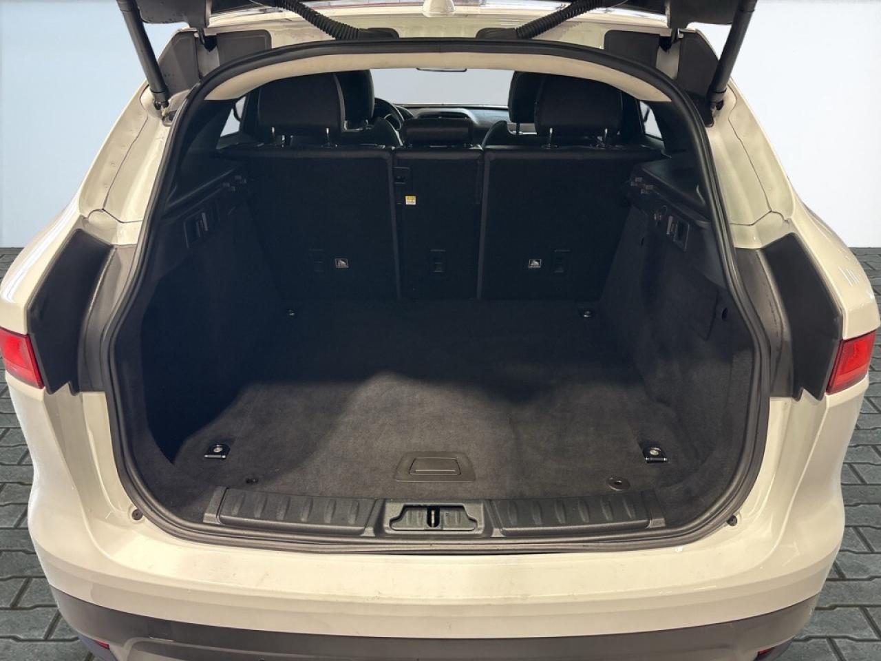 2018 Jaguar F-PACE 25t AWD R-Sport / Leather / Sunroof / Navi / B Cam Photo