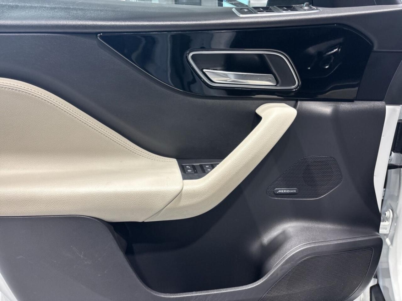 2018 Jaguar F-PACE 25t AWD R-Sport / Leather / Sunroof / Navi / B Cam Photo