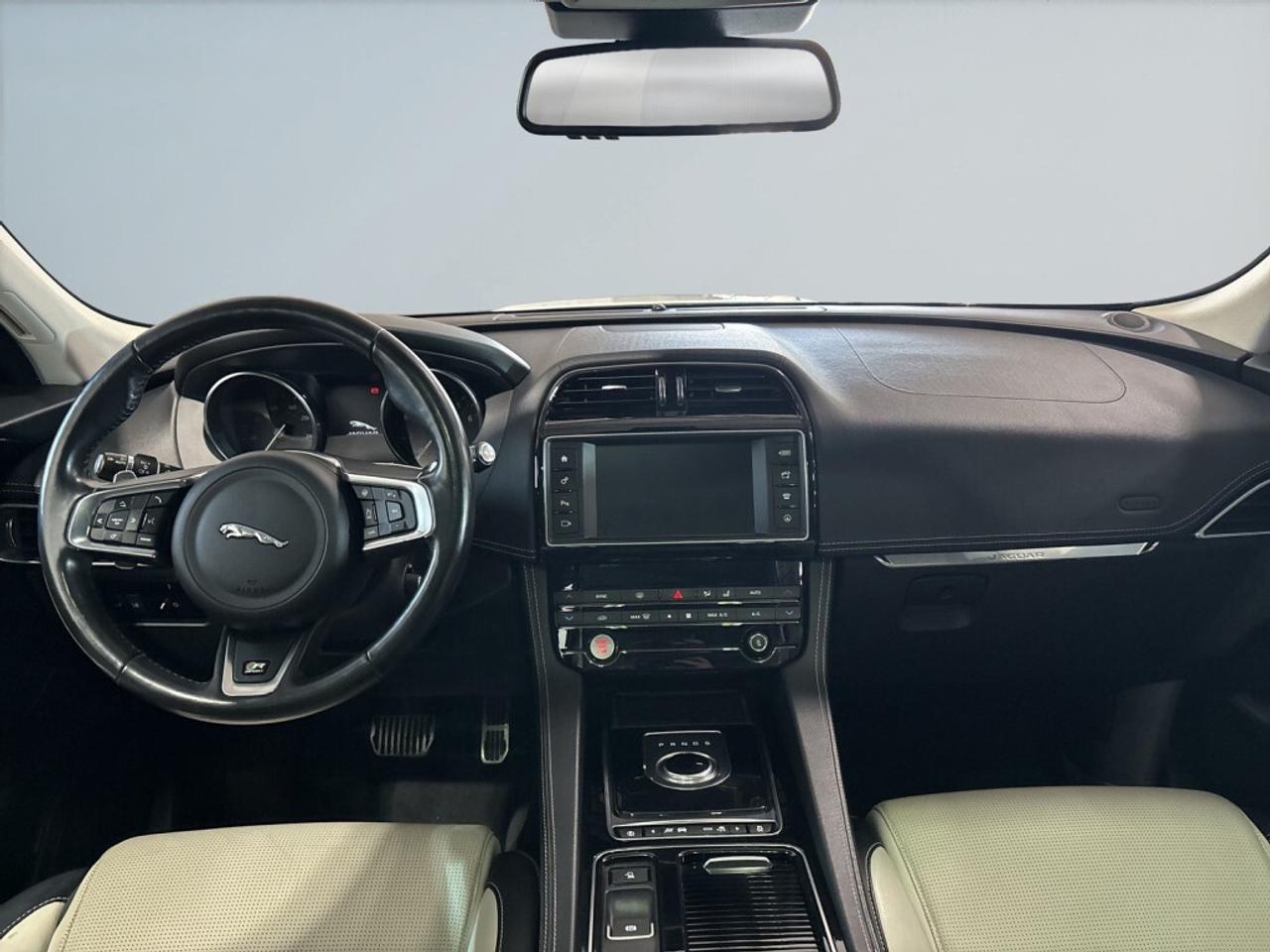 2018 Jaguar F-PACE 25t AWD R-Sport / Leather / Sunroof / Navi / B Cam Photo