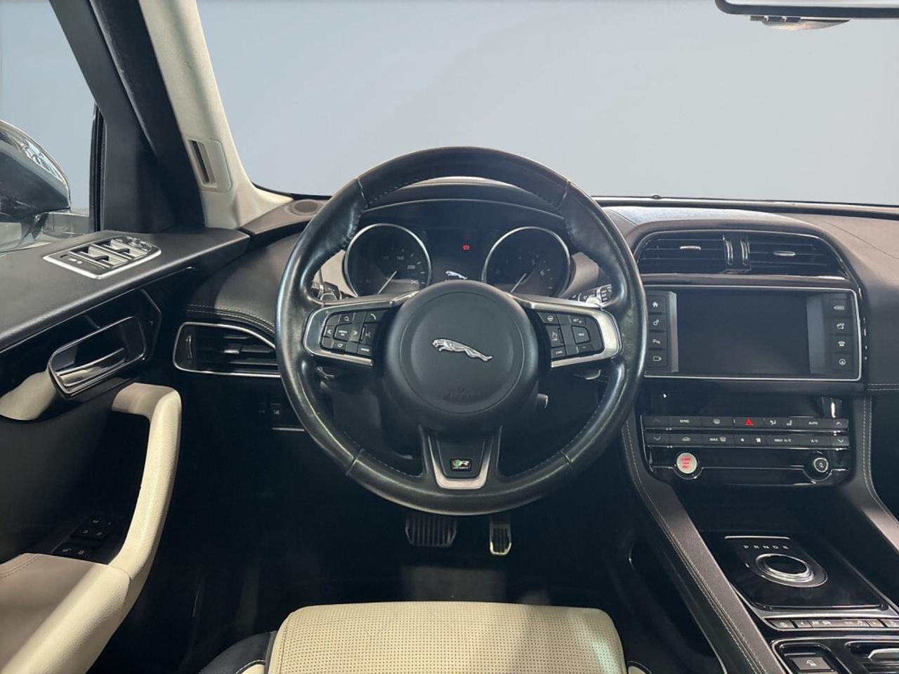 2018 Jaguar F-PACE 25t AWD R-Sport / Leather / Sunroof / Navi / B Cam Photo