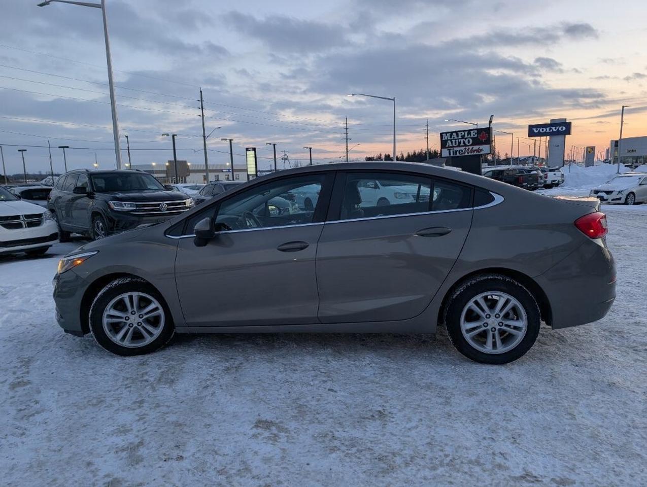 2017 Chevrolet Cruze LT Photo