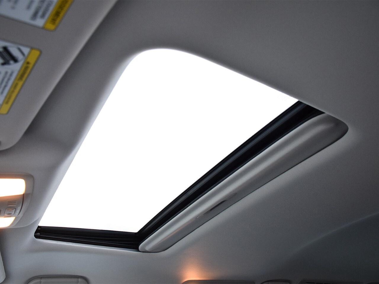 2018 Infiniti QX80 LUXE, REAR DVD, 8 PASSENGER, GREAT CONDITION Photo