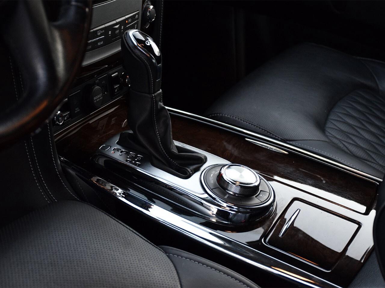 2018 Infiniti QX80 LUXE, REAR DVD, 8 PASSENGER, GREAT CONDITION Photo