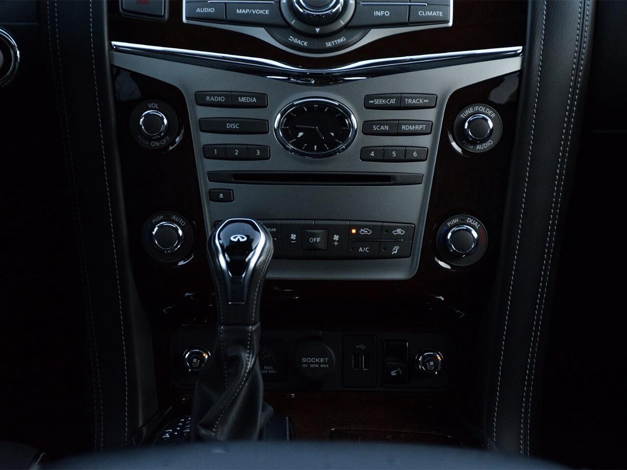 2018 Infiniti QX80 LUXE, REAR DVD, 8 PASSENGER, GREAT CONDITION Photo