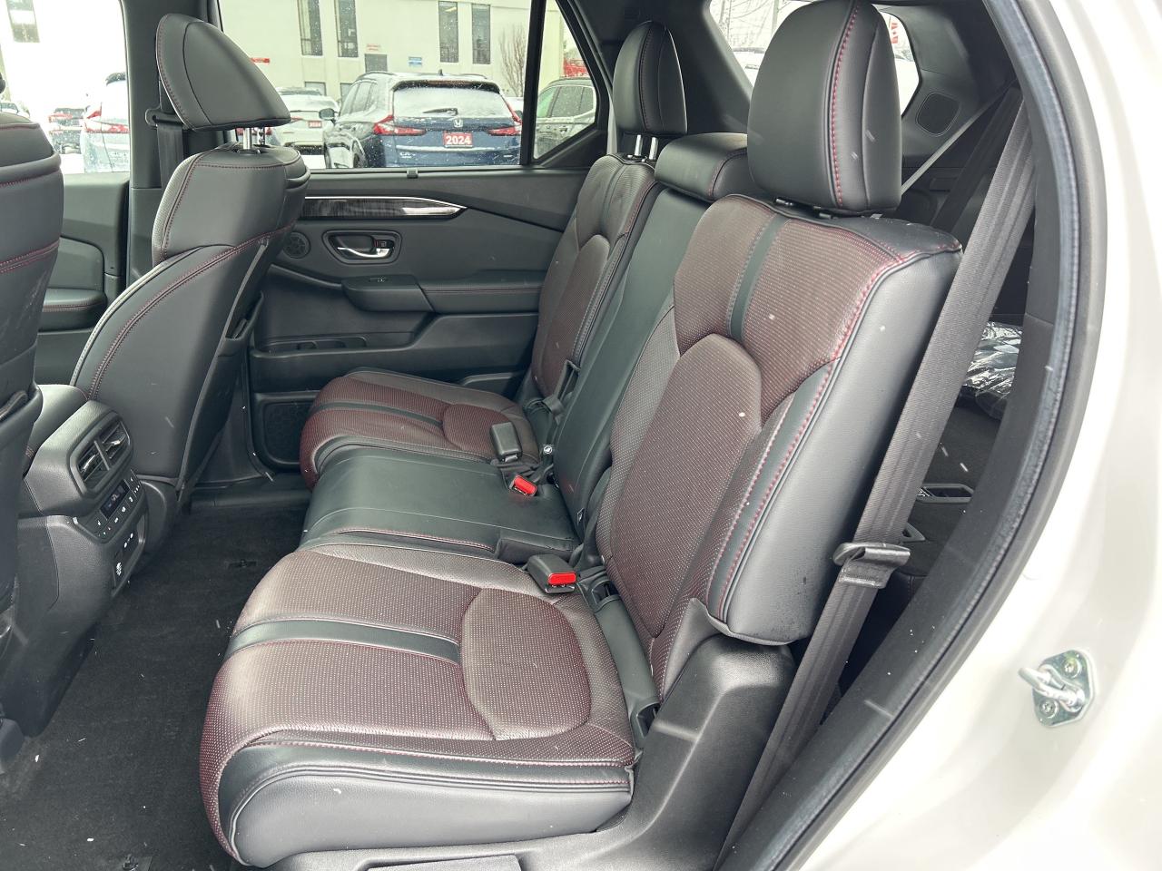 2024 Honda Pilot Black Edition Navigation Sunroof Cool/heated seats Photo