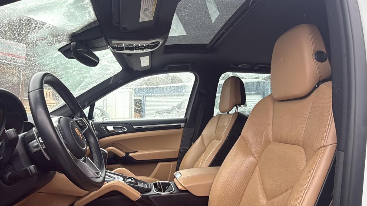 2016 Porsche Cayenne AWD/Leather/NAVI/Sunroof/Clean Carfax Photo