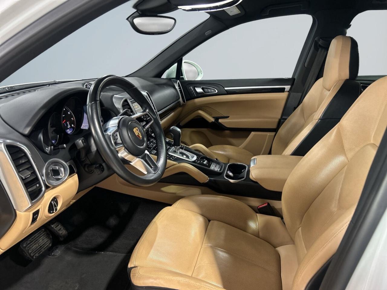 2016 Porsche Cayenne AWD / Leather / NAV / Sunroof / Clean Carfax Photo