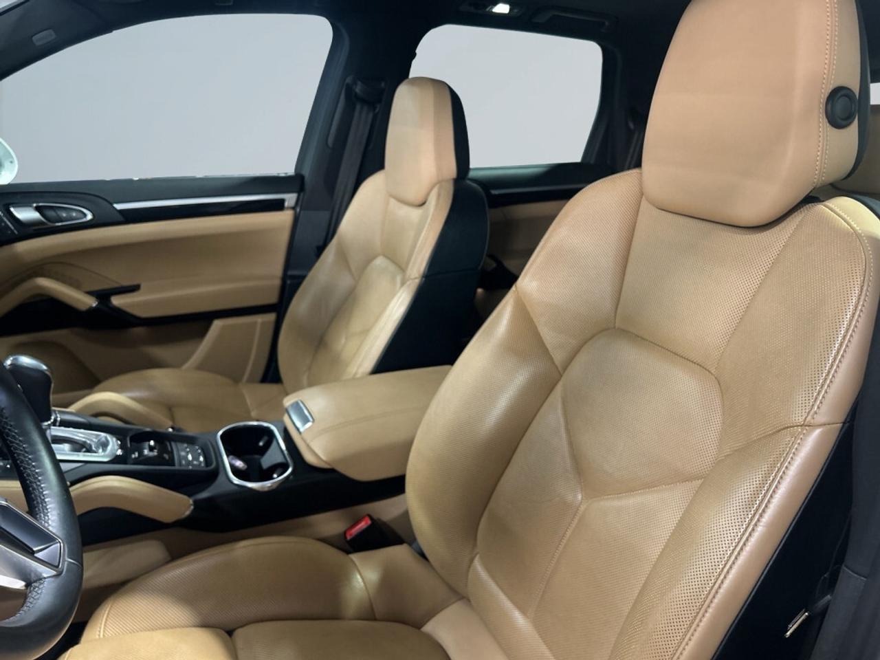 2016 Porsche Cayenne AWD / Leather / NAV / Sunroof / Clean Carfax Photo