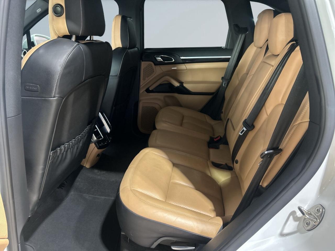 2016 Porsche Cayenne AWD / Leather / NAV / Sunroof / Clean Carfax Photo