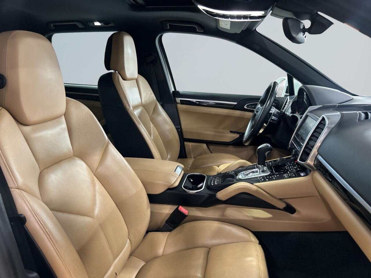 2016 Porsche Cayenne AWD / Leather / NAV / Sunroof / Clean Carfax Photo