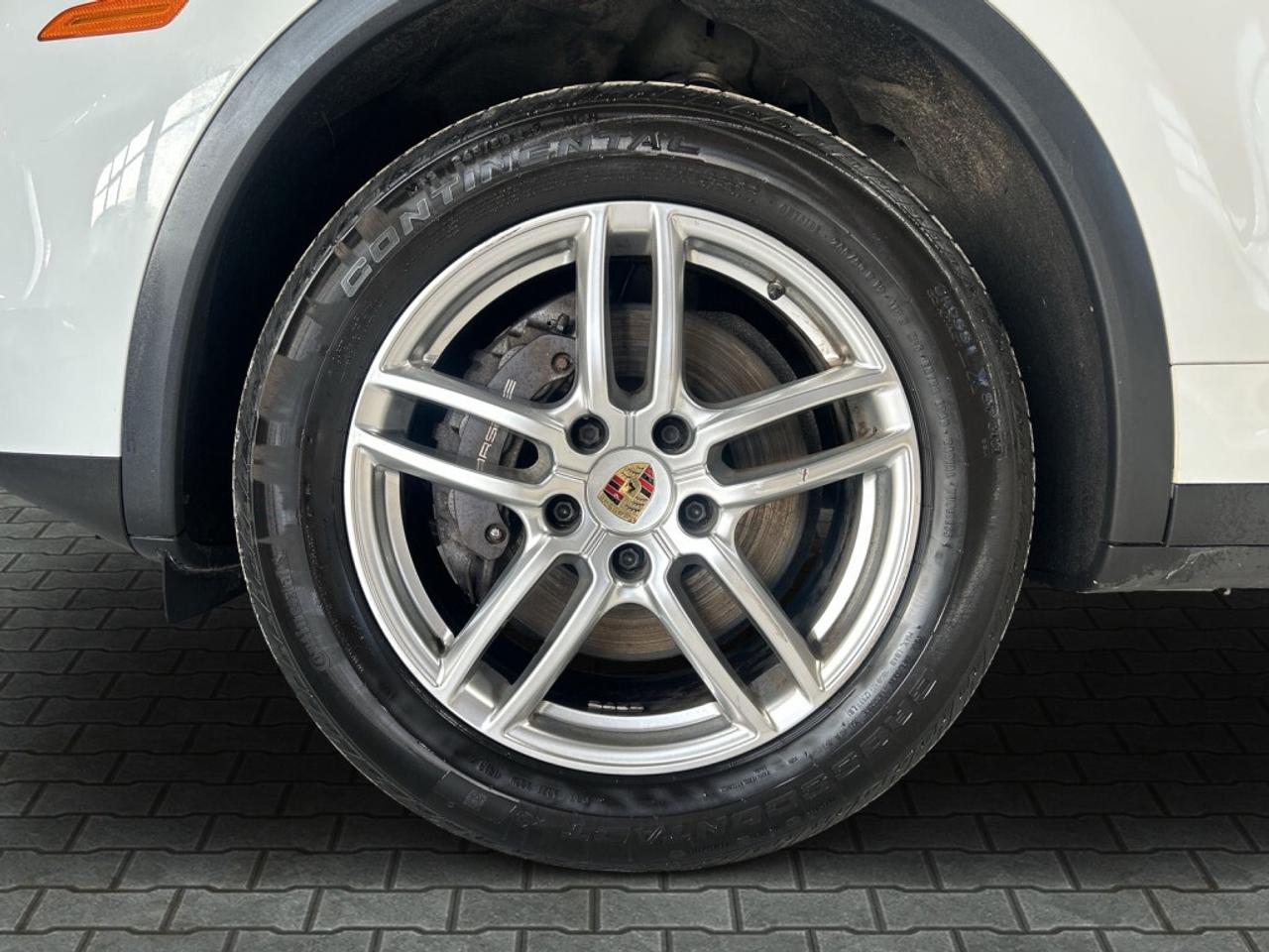 2016 Porsche Cayenne AWD / Leather / NAV / Sunroof / Clean Carfax Photo