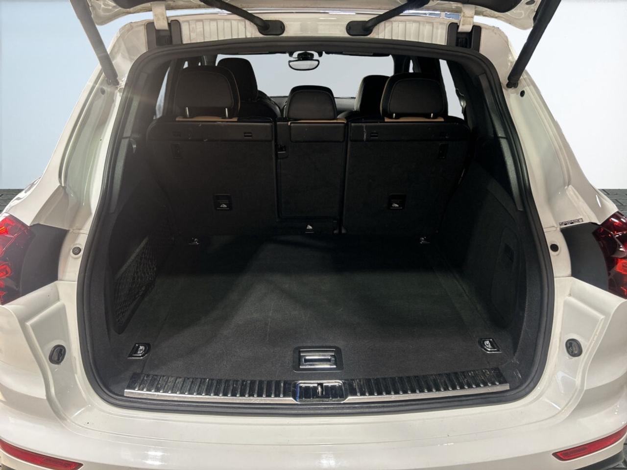 2016 Porsche Cayenne AWD / Leather / NAV / Sunroof / Clean Carfax Photo