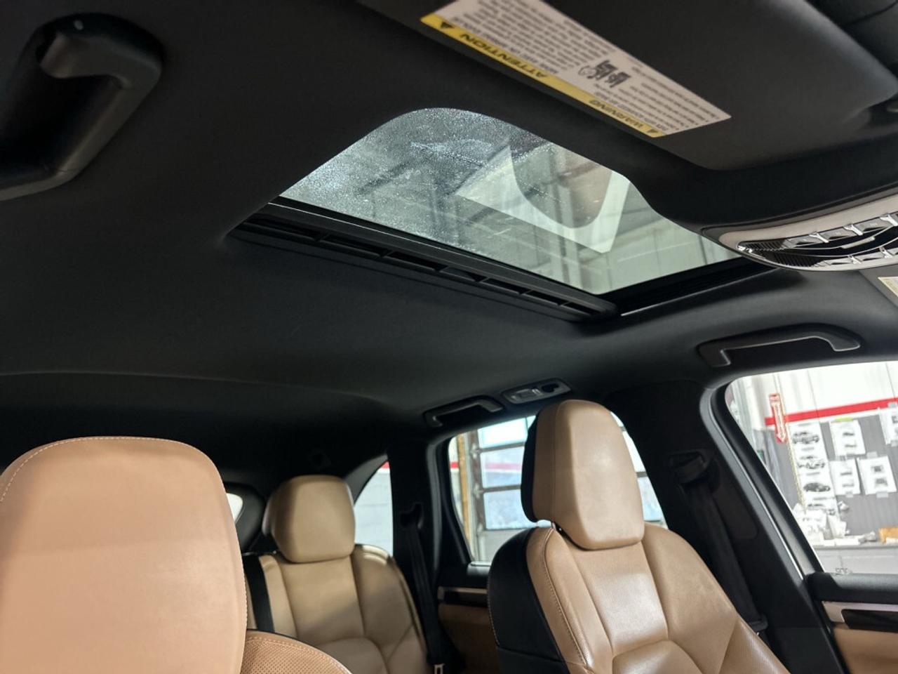 2016 Porsche Cayenne AWD / Leather / NAV / Sunroof / Clean Carfax Photo