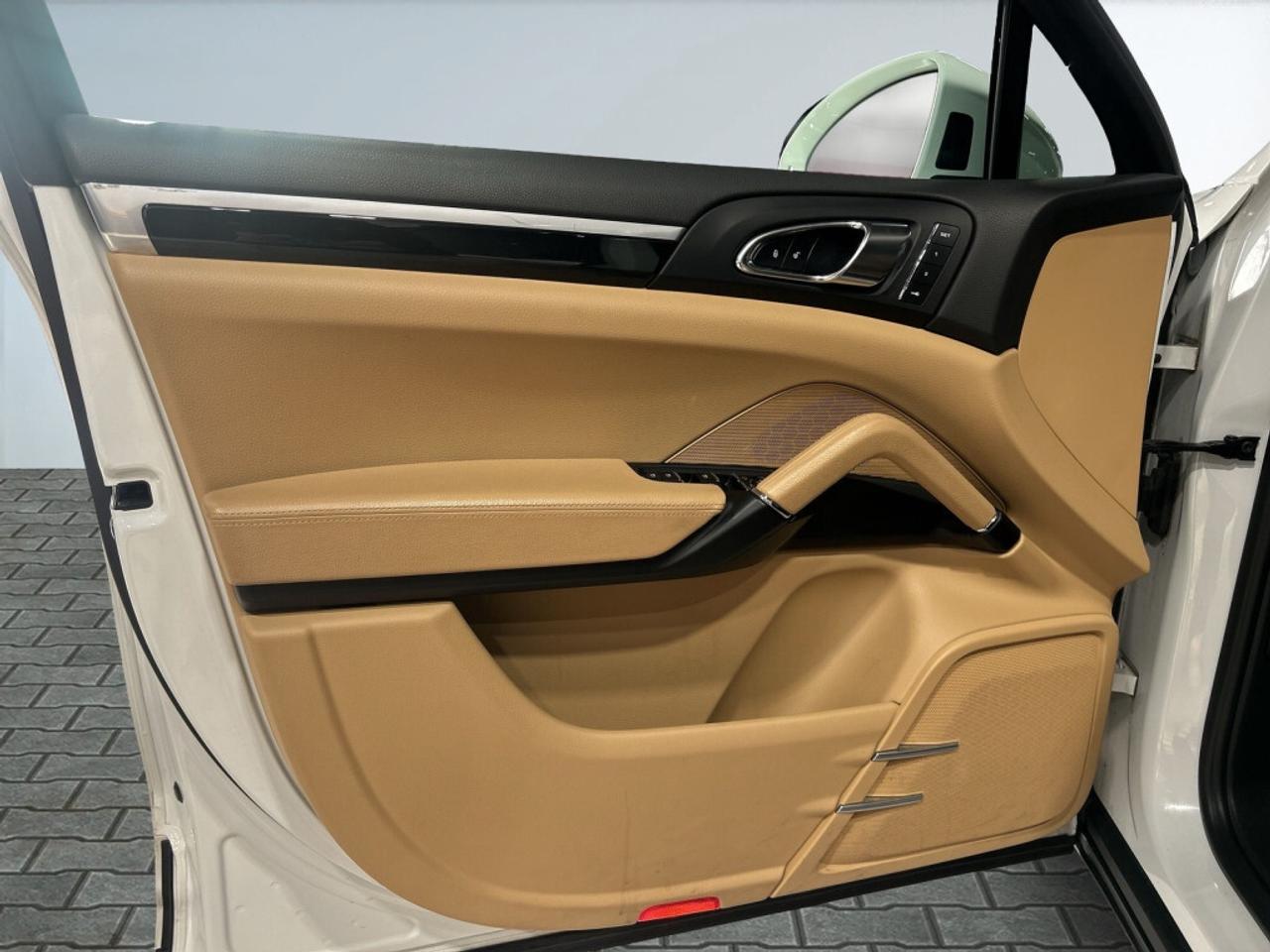 2016 Porsche Cayenne AWD / Leather / NAV / Sunroof / Clean Carfax Photo