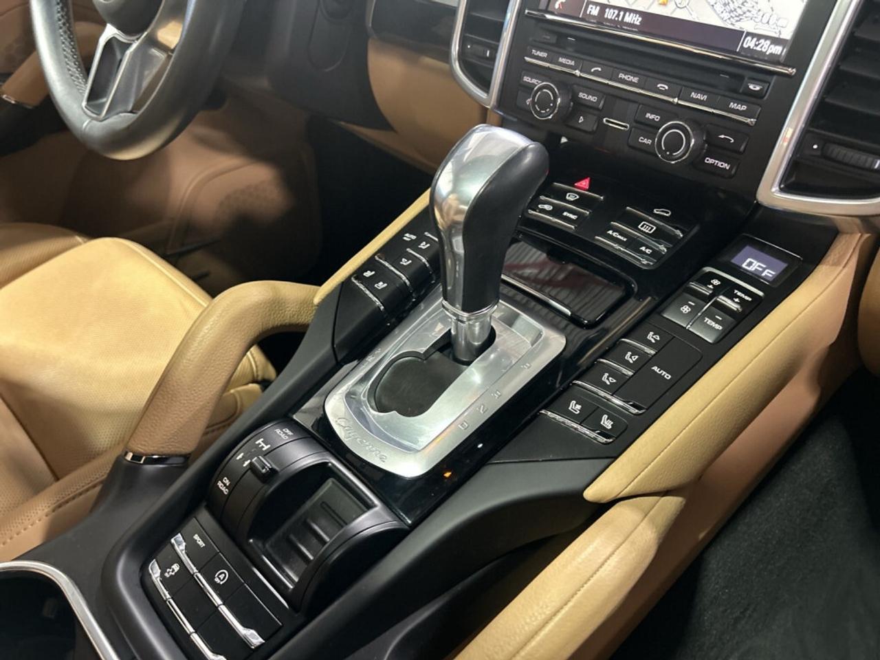 2016 Porsche Cayenne AWD / Leather / NAV / Sunroof / Clean Carfax Photo