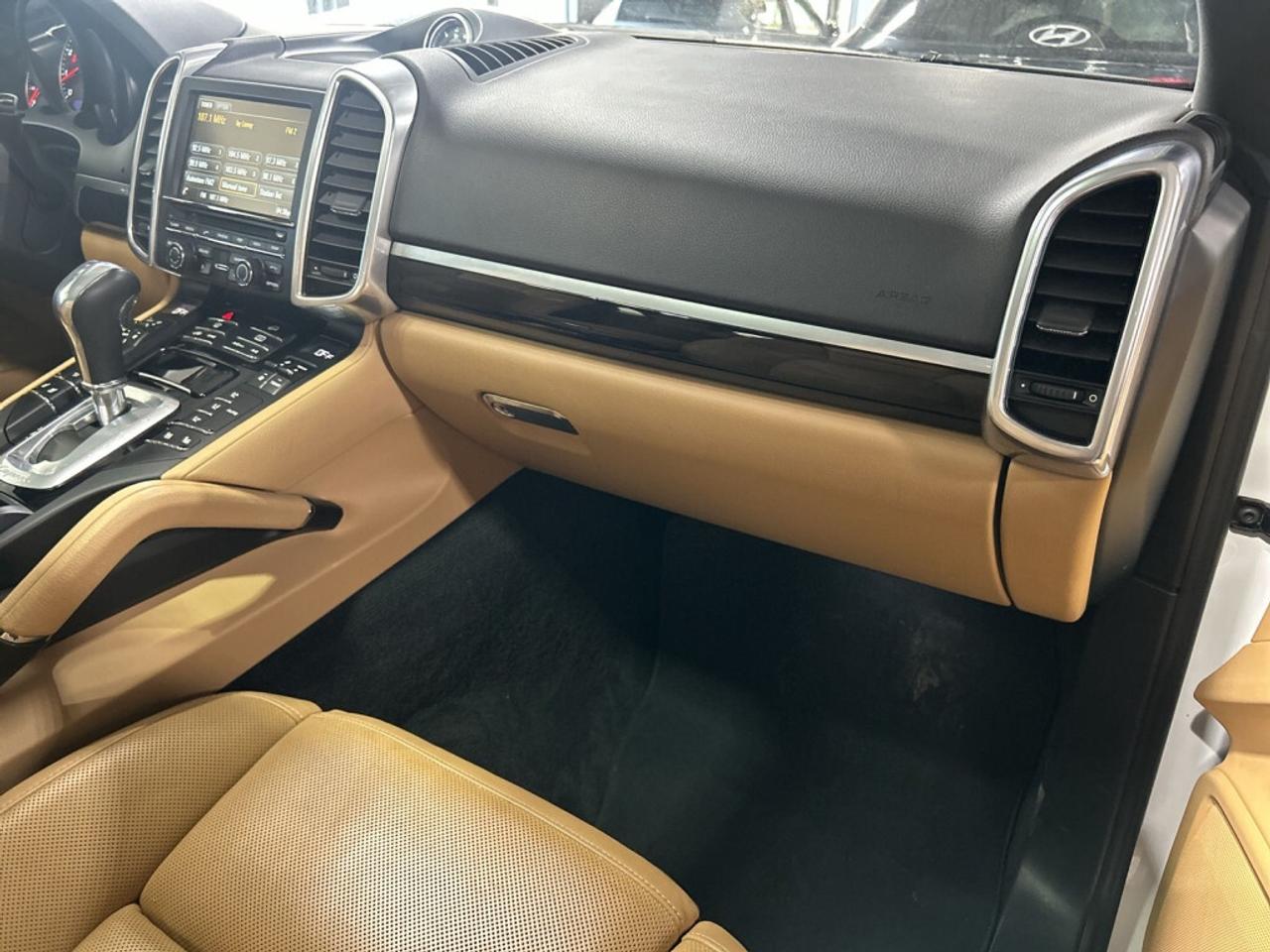 2016 Porsche Cayenne AWD / Leather / NAV / Sunroof / Clean Carfax Photo