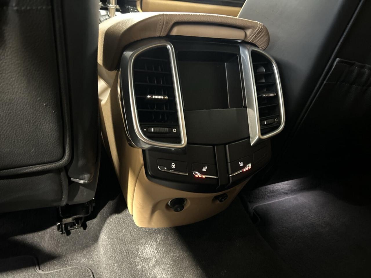 2016 Porsche Cayenne AWD / Leather / NAV / Sunroof / Clean Carfax Photo