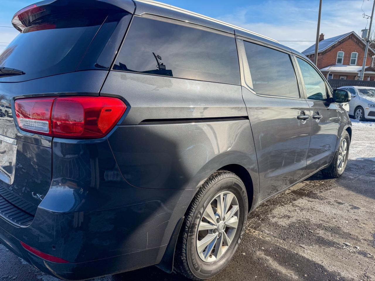 2017 Kia Sedona LX   LOW KM   CAMERA   3.3 L   8 PASS   BLUETOOTH Photo4