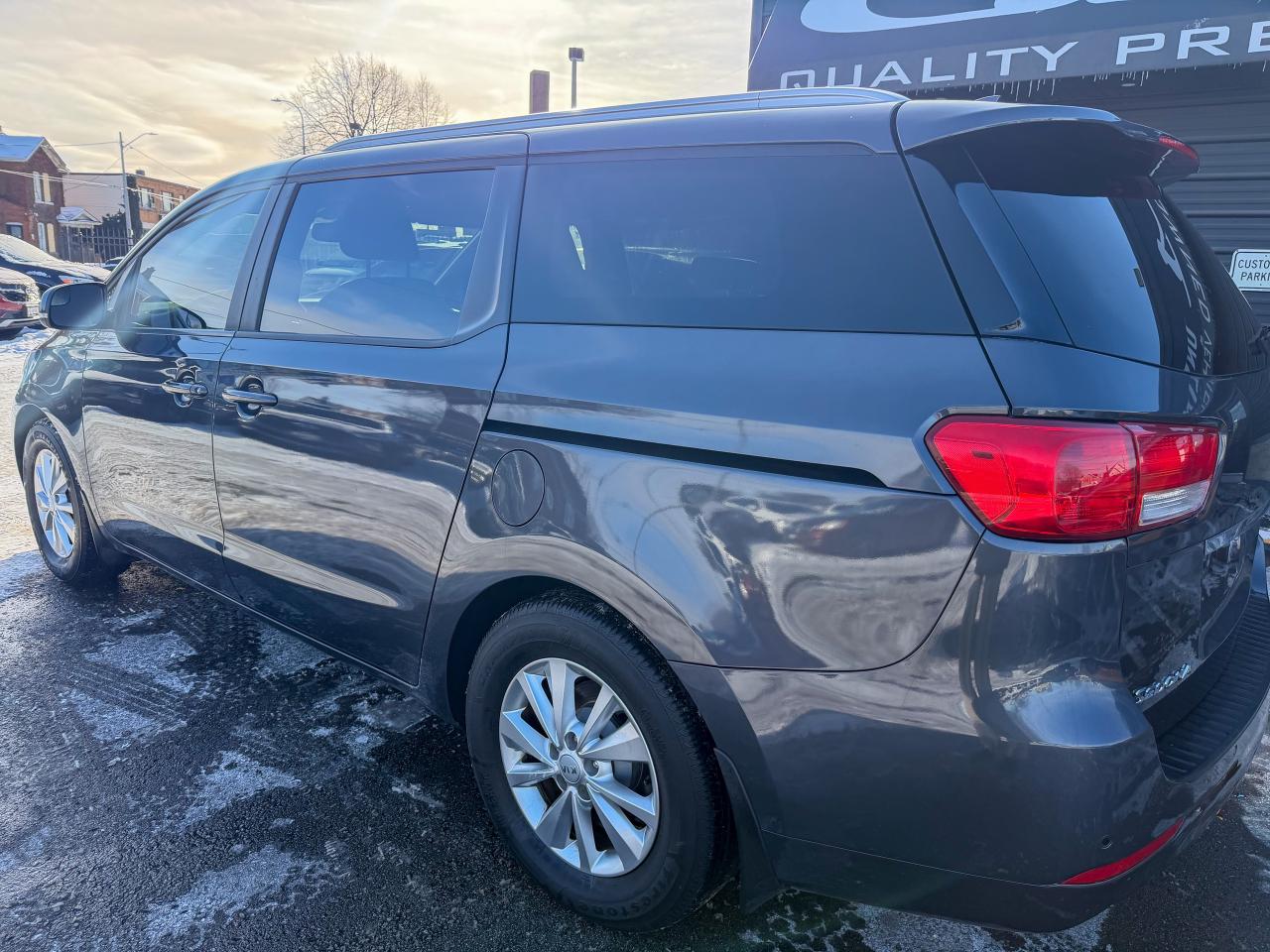 2017 Kia Sedona LX   LOW KM   CAMERA   3.3 L   8 PASS   BLUETOOTH Photo