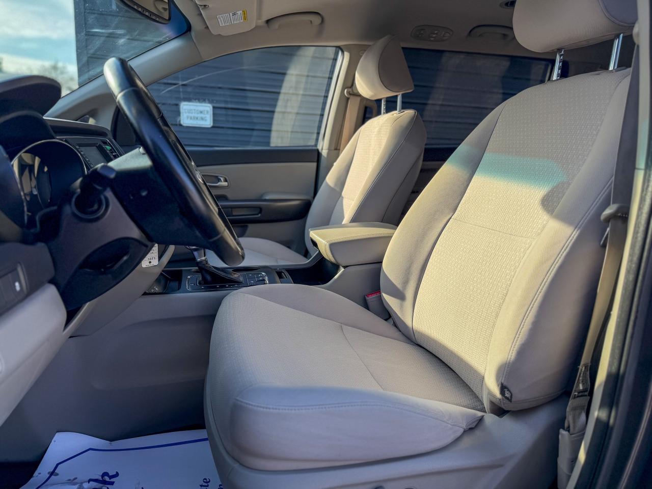 2017 Kia Sedona LX   LOW KM   CAMERA   3.3 L   8 PASS   BLUETOOTH Photo