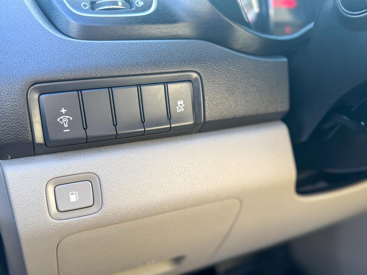 2017 Kia Sedona LX   LOW KM   CAMERA   3.3 L   8 PASS   BLUETOOTH Photo