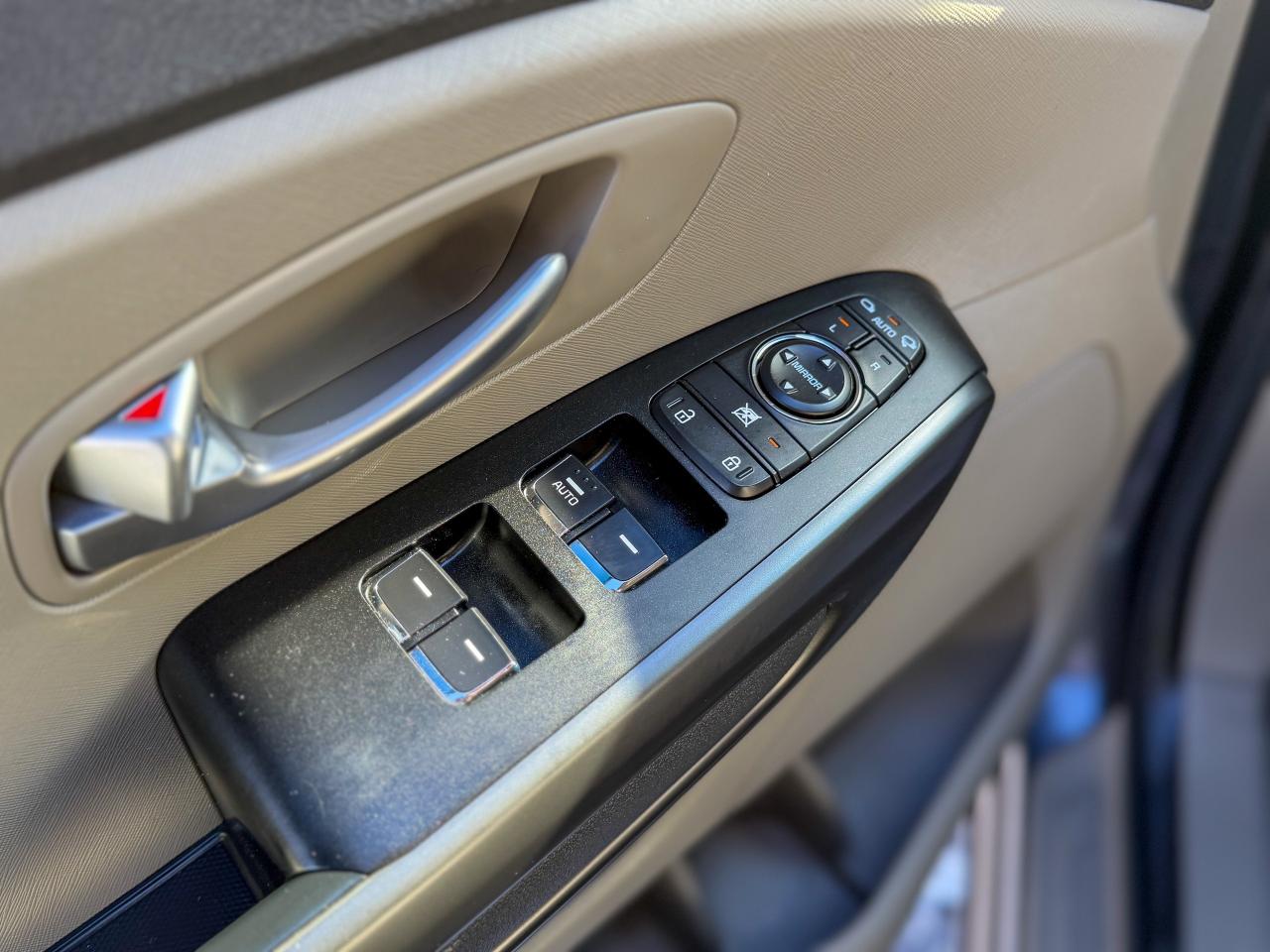 2017 Kia Sedona LX   LOW KM   CAMERA   3.3 L   8 PASS   BLUETOOTH Photo