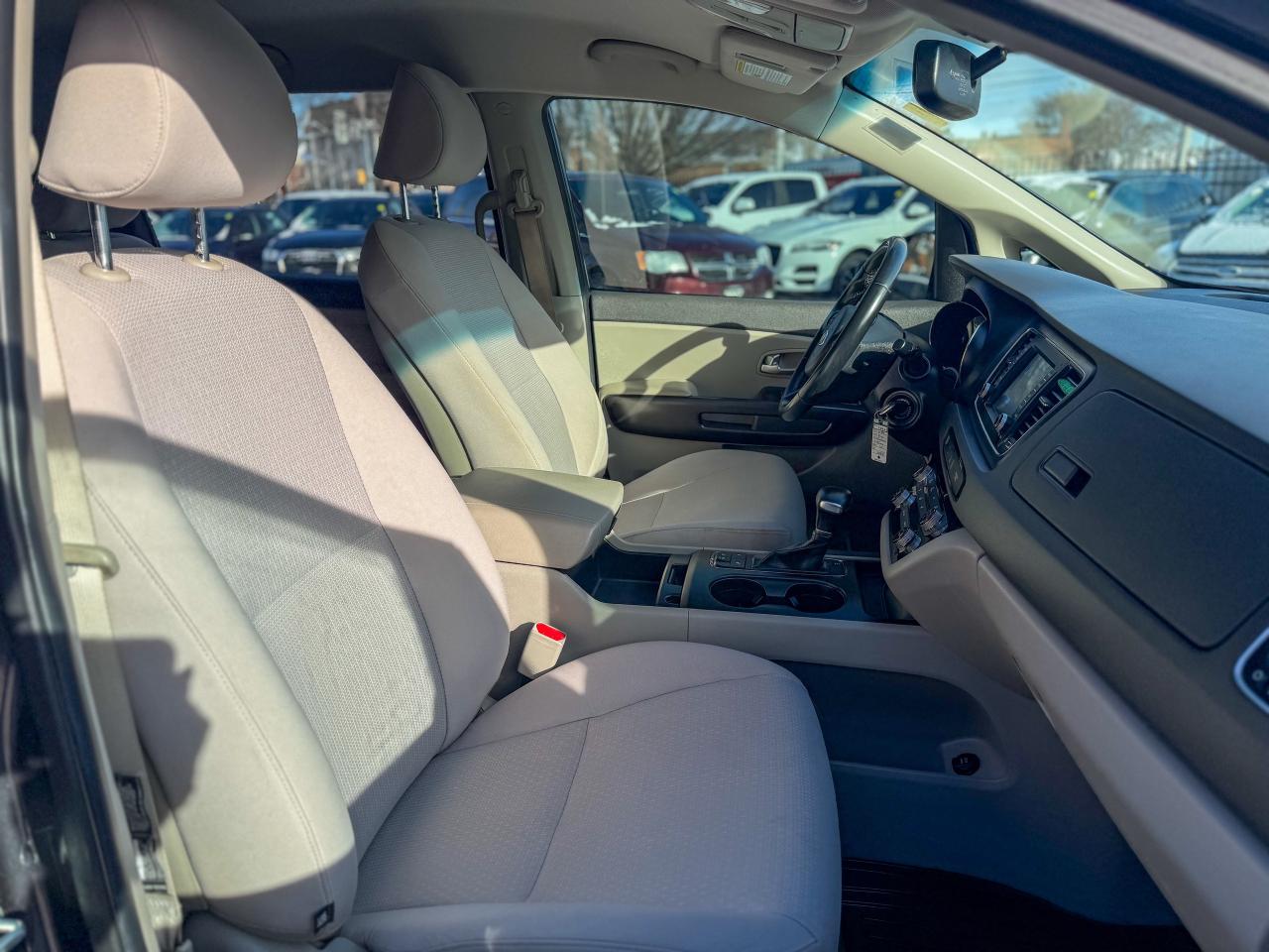 2017 Kia Sedona LX   LOW KM   CAMERA   3.3 L   8 PASS   BLUETOOTH Photo