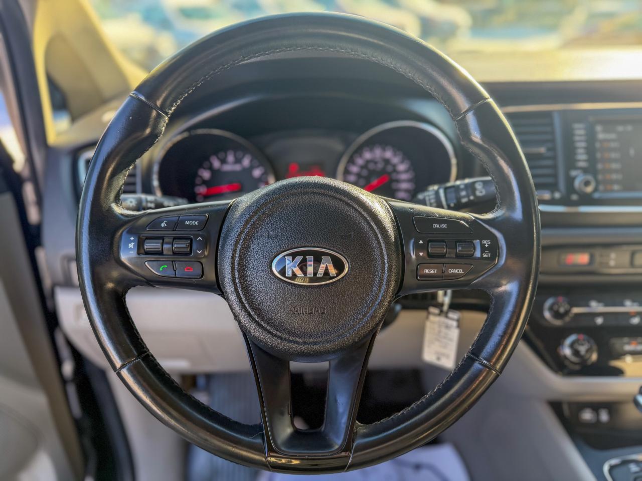 2017 Kia Sedona LX   LOW KM   CAMERA   3.3 L   8 PASS   BLUETOOTH Photo