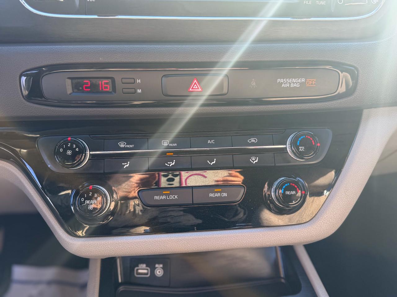 2017 Kia Sedona LX   LOW KM   CAMERA   3.3 L   8 PASS   BLUETOOTH Photo