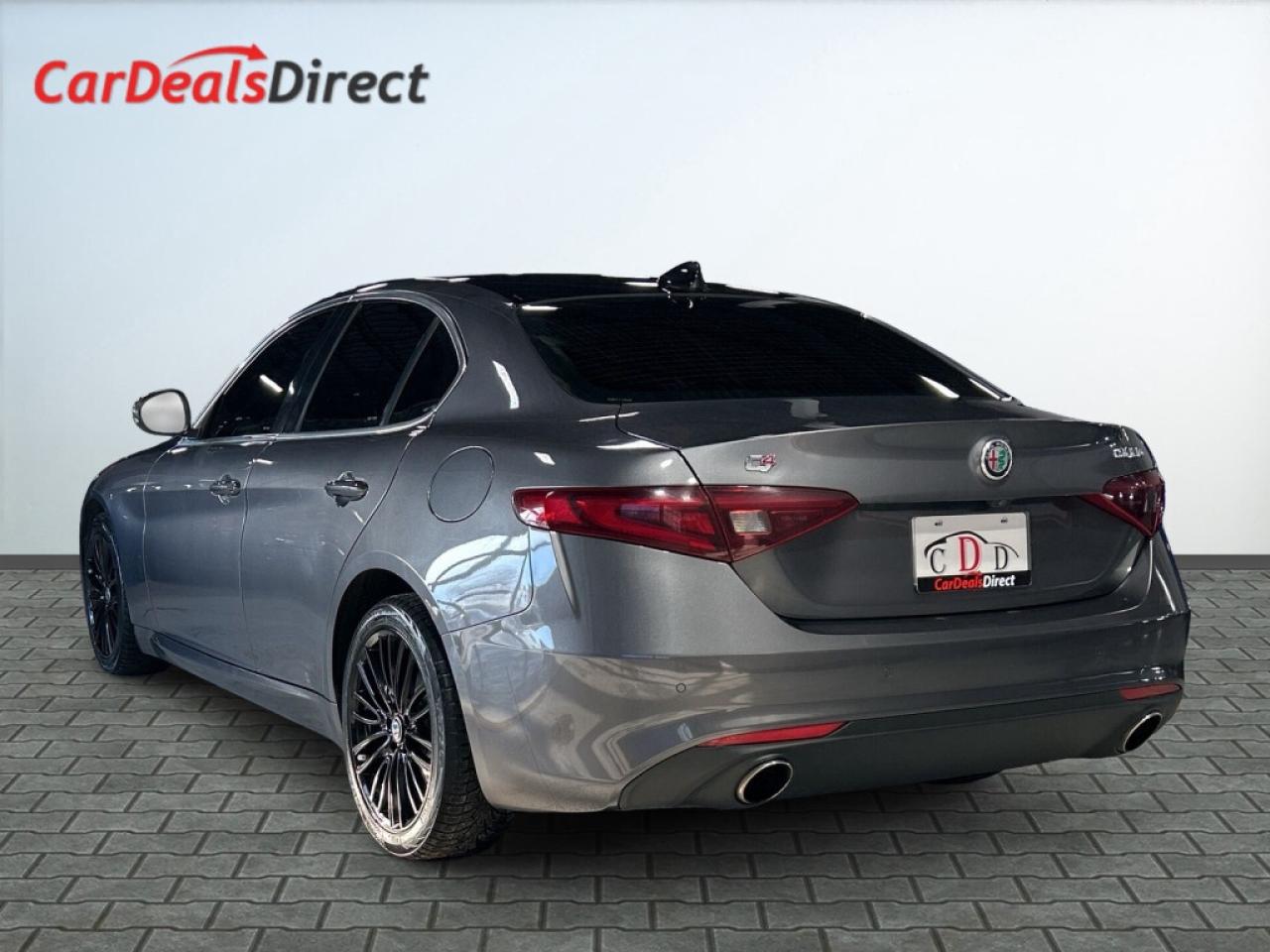 2017 Alfa Romeo Giulia Ti AWD/Leather/NAVI/Sunroof/B Cam/Heated Seats/Exe Photo