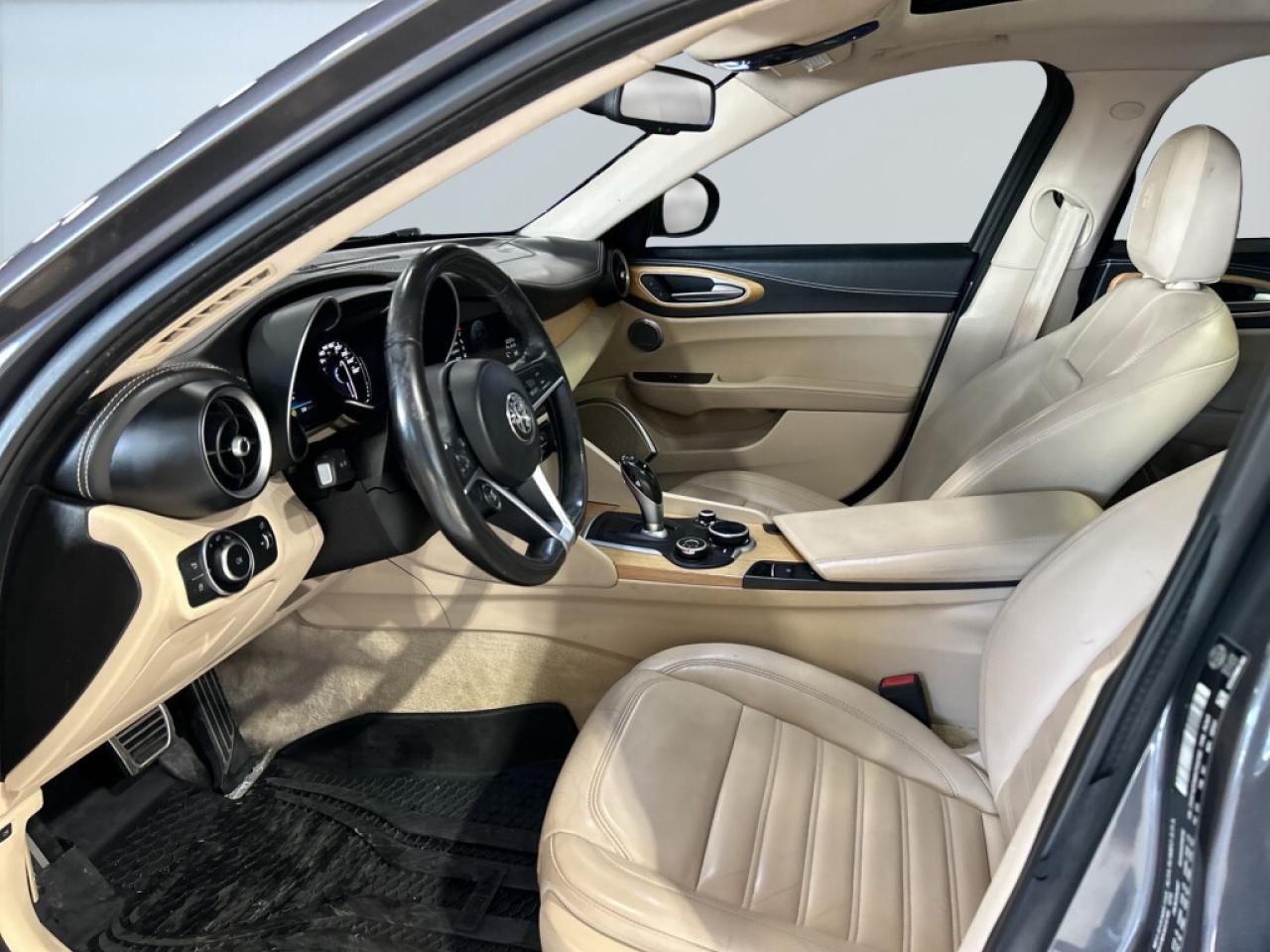 2017 Alfa Romeo Giulia Ti AWD/Leather/NAVI/Sunroof/B Cam/Heated Seats/Exe Photo