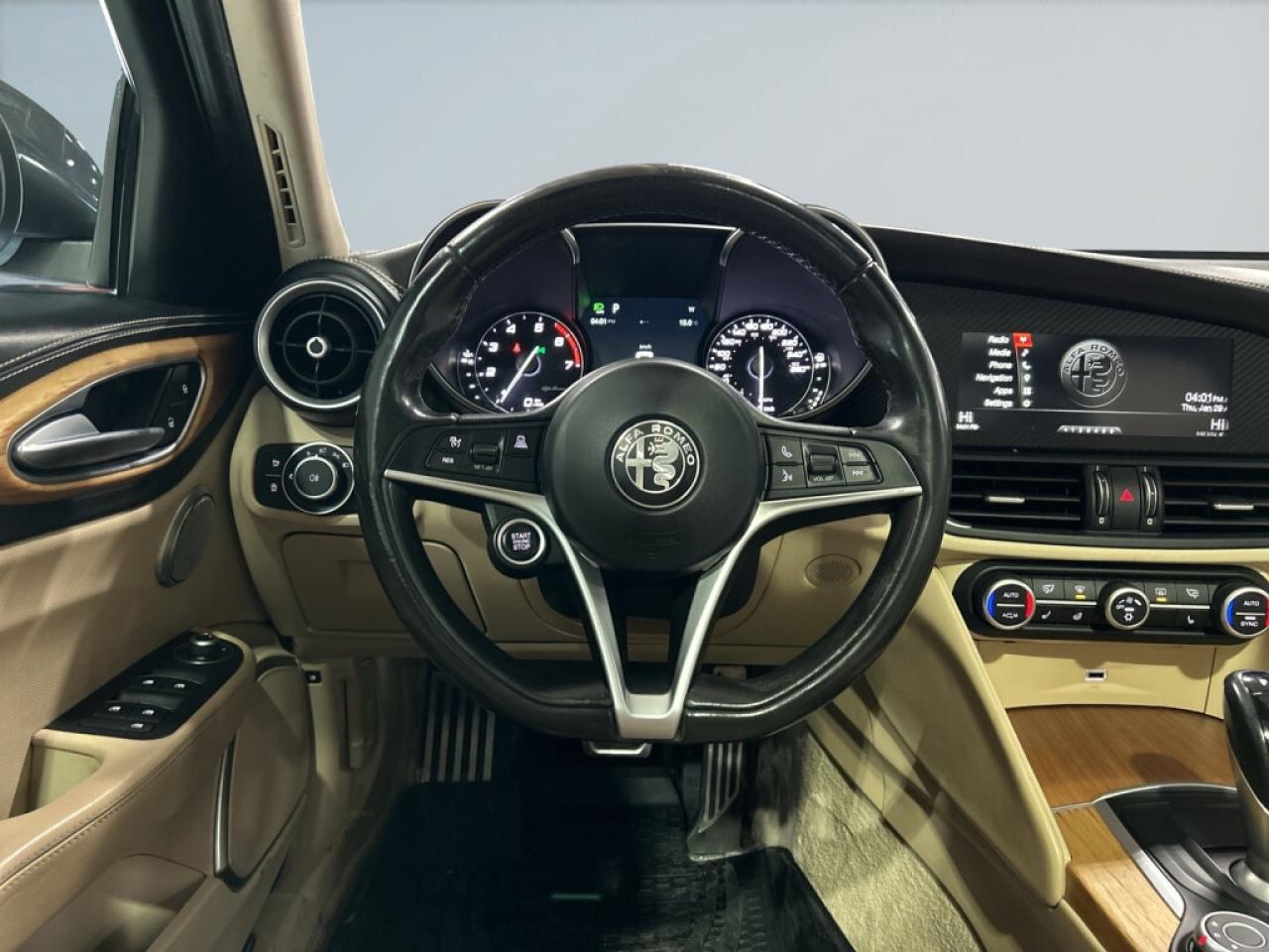 2017 Alfa Romeo Giulia Ti AWD/Leather/NAVI/Sunroof/B Cam/Heated Seats/Exe Photo