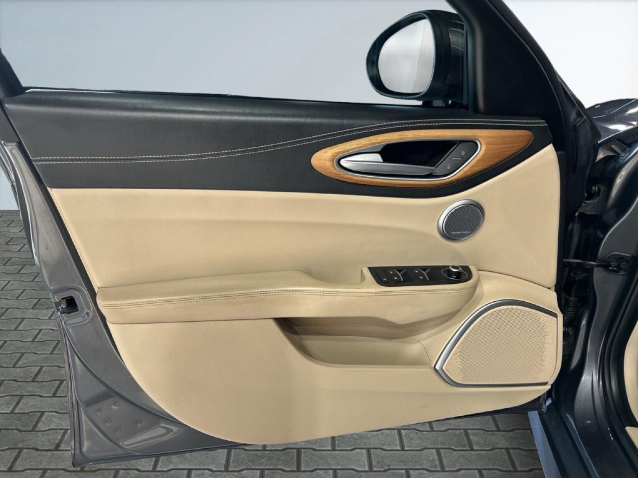 2017 Alfa Romeo Giulia Ti AWD/Leather/NAVI/Sunroof/B Cam/Heated Seats/Exe Photo