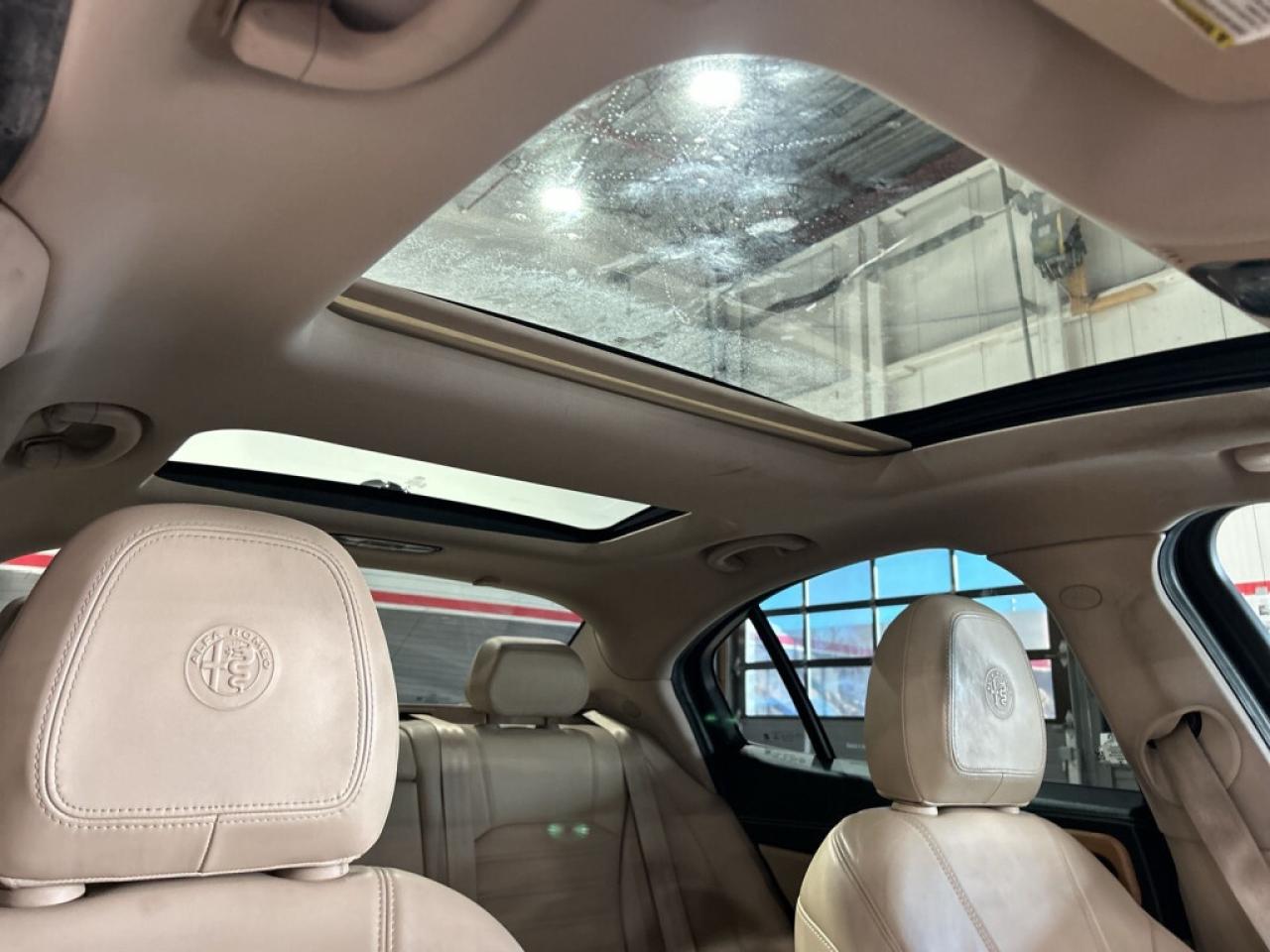 2017 Alfa Romeo Giulia Ti AWD/Leather/NAVI/Sunroof/B Cam/Heated Seats/Exe Photo