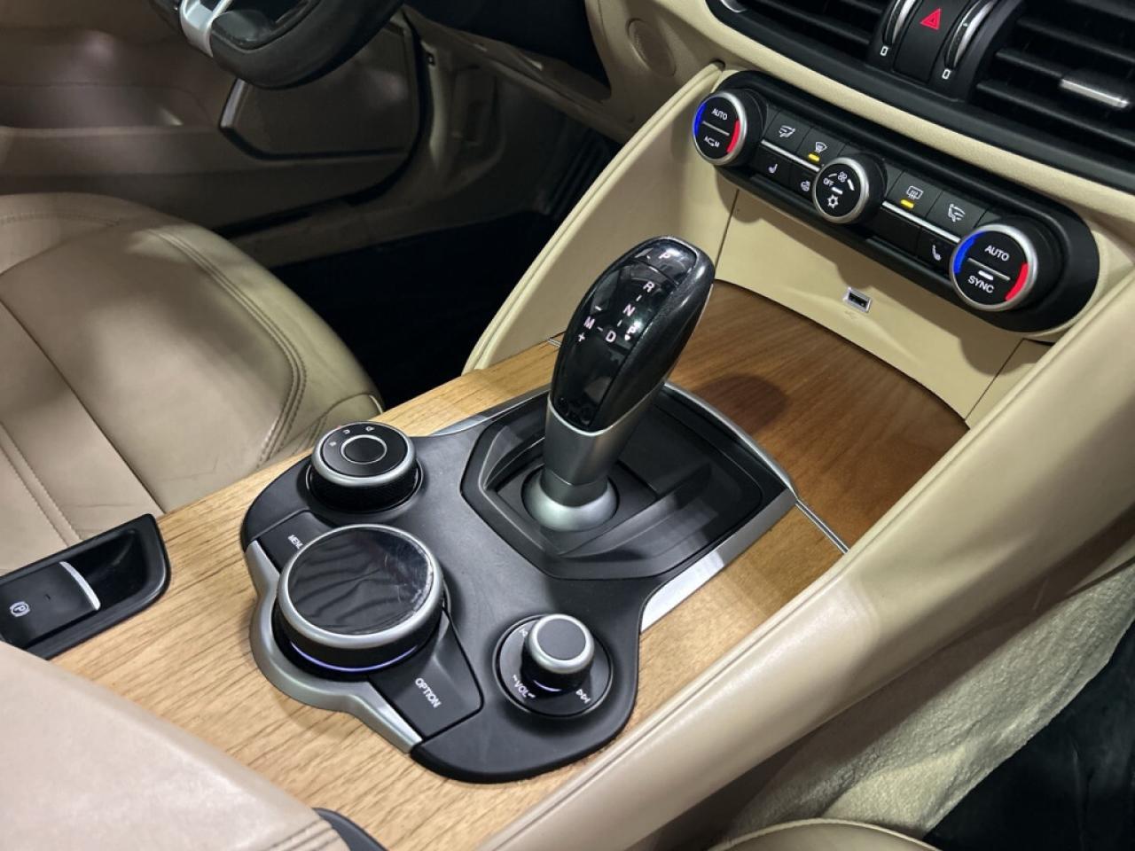 2017 Alfa Romeo Giulia Ti AWD/Leather/NAVI/Sunroof/B Cam/Heated Seats/Exe Photo