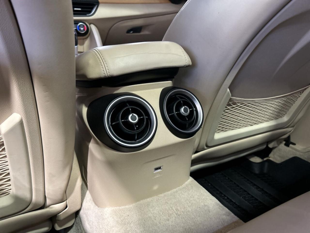 2017 Alfa Romeo Giulia Ti AWD/Leather/NAVI/Sunroof/B Cam/Heated Seats/Exe Photo