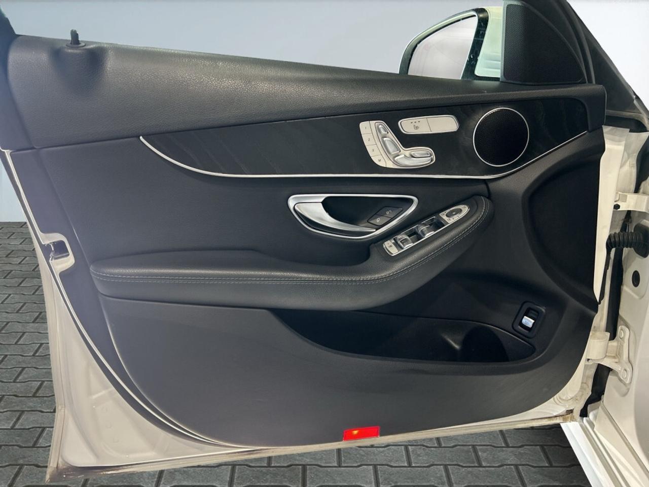 2020 Mercedes-Benz C-Class C 300 4MATIC AMG Pkg / NAV / Sunroof / Leather Photo