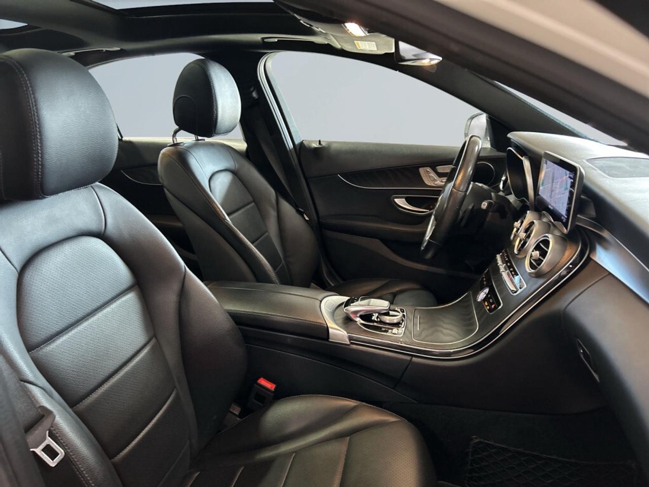 2020 Mercedes-Benz C-Class C 300 4MATIC AMG Pkg / NAV / Sunroof / Leather Photo