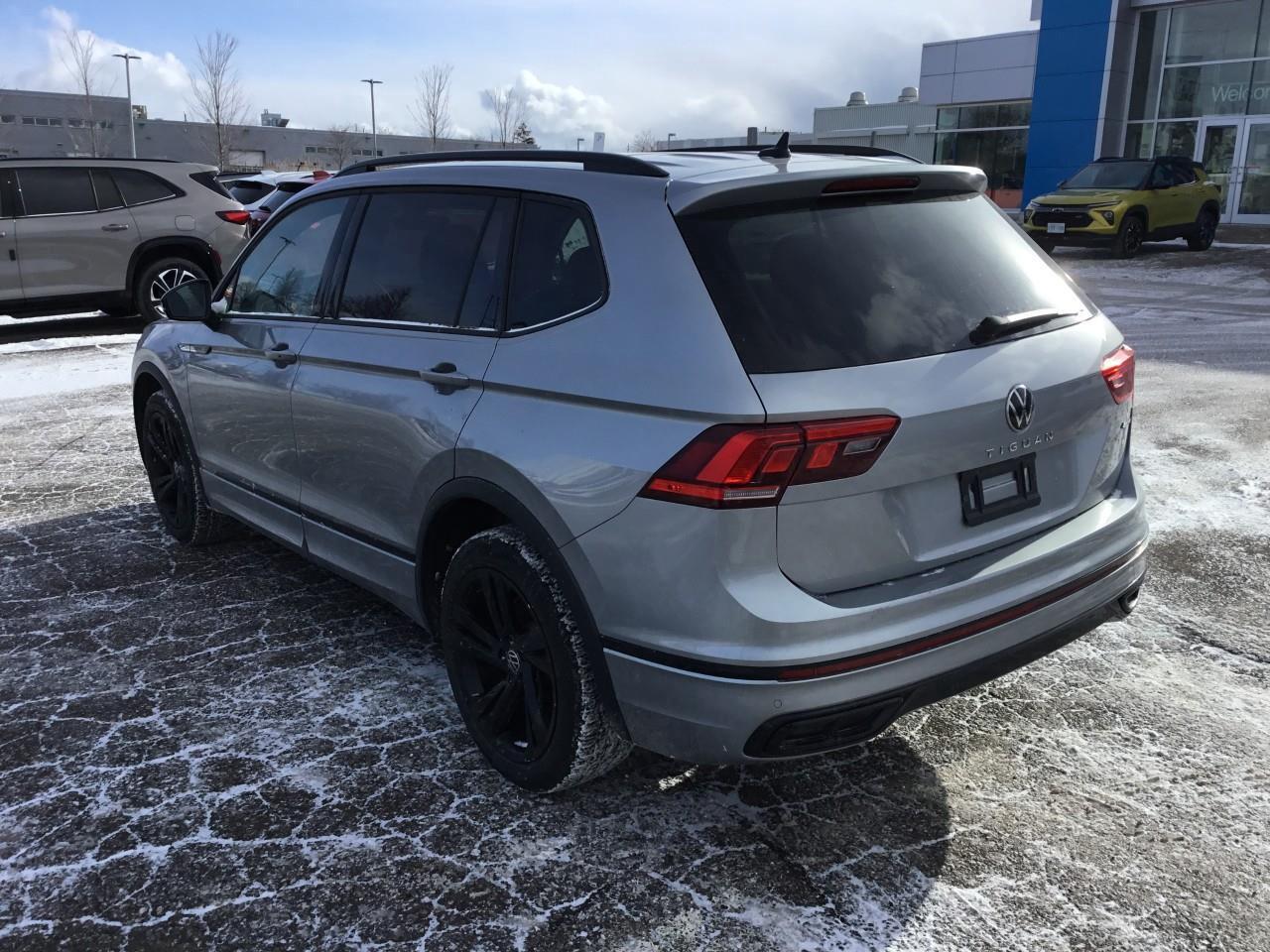 2023 Volkswagen Tiguan Comfortline R-Line Black Photo2