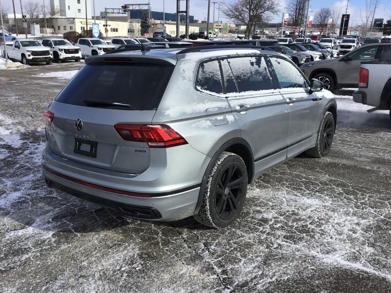 2023 Volkswagen Tiguan Comfortline R-Line Black Photo4